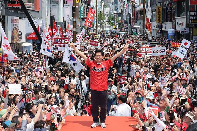 김문수 국민의힘 대선후보가 28일 부산 서면 쥬디스태화 백화점 앞에서 집중유세를 하고 있다. [사진 출처 = 공동취재단, 연합뉴스]