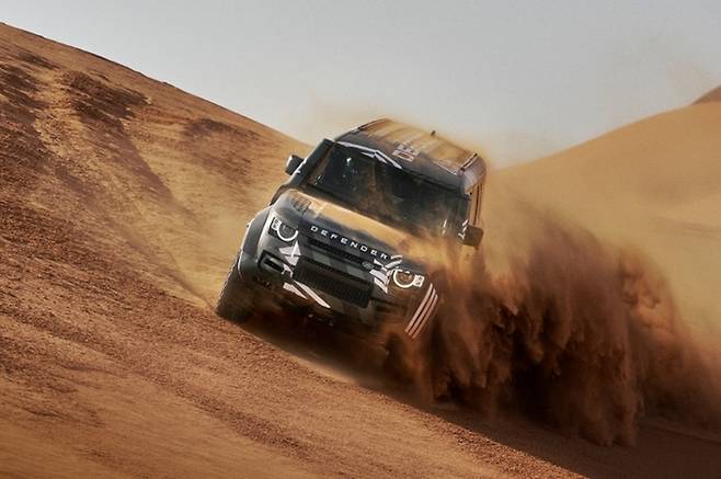 다카르 랠리에 출전한 디펜더 [사진제공=JLR코리아]