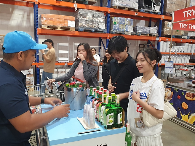 필리핀 마닐라에 있는 창고혈 할인점 S&R에서 필리핀 현지 커플이 소주를 시음하고 있다. S&R은 필리핀 주요 도시에 있는 창고형 할인 매장으로 한국 소주를 비중있게 취급하고 있다. [이효석 기자]