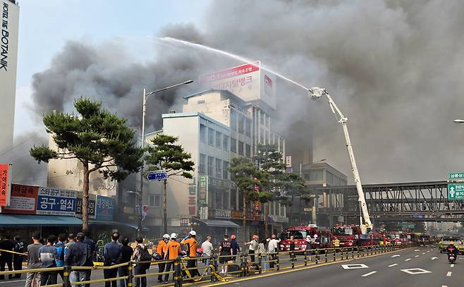 28일 오후 서울 을지로 세운상가 인근에서 화재가 발생해 소방대원들이 화재를 진압하고 있다. 이로 인해 을지로 4가에서 을지로 3가 시청 방향 차로가 전면 통제된 상태다.  2025.5.28 [사진 = 뉴스1 독자 제공]