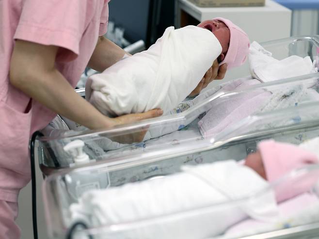 28일 오후 서울 구로구 고려대학교 구로병원 신생아실에서 아이가 울음을 터뜨리고 있다. [사진 = 뉴스1]