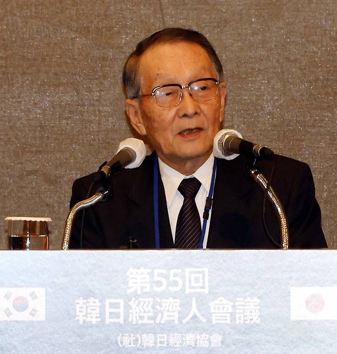 제55회 한일경제인회의가 ‘격동하는 비즈니스 환경, 새로운 미래를 함께 창조’를 주제로 16일 서울 소공동 롯데호텔에서 열렸다. 사사키 미키오 한일경제협회장이 발언하고 있다.  [김호영 기자]