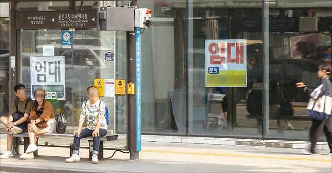 서울 용산구 이태원 거리를 걷다 보면 1층 상가 곳곳에 ‘임대 문의’ 현수막이 걸려 있다. (윤관식 기자)