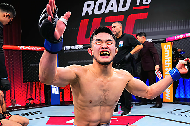 초대 AFC 라이트급 챔피언 박재현이 2025년 5월 중국 퍼포먼스 인스티튜트 상하이 Road to UFC 시즌4 8강전 승리 후 기뻐하고 있다. 사진=TKO