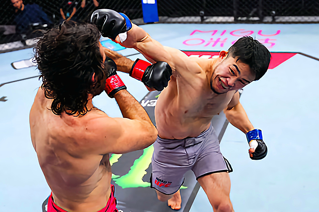 AFC 챔피언 박재현이 2025년 5월 중국 퍼포먼스 인스티튜트 상하이 Road to UFC 시즌4 라이트급 준준결승에서 호주 Eternal MMA 챔피언 잭 베커를 공격하고 있다. 사진=TKO 사진=TKO