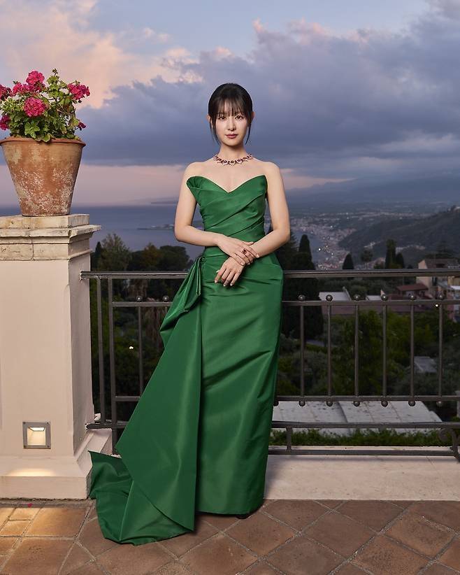 김지원은 이날 몸을 부드럽게 감싸는 스테이트먼트급 에메랄드 그린 드레스를 입고 등장했다.사진=김지원 제공