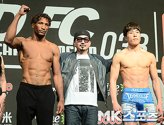 만수르 바르나위와 기원빈이 2017년 4월 스위스그랜드 호텔 서울 컨벤션센터 로드FC 라이트급 100만 달러 토너먼트 국제 선발전 계체 통과 후 기념 촬영을 하고 있다. 가운데는 가수 박상민. 사진=천정환 기자