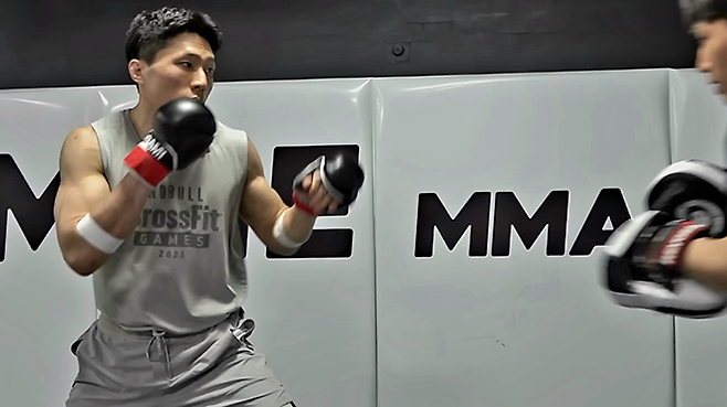 Road to UFC 시즌1~3 라이트급 멤버 기원빈이 코리안좀비MMA 체육관에서 RIZIN WORLD SERIES in KOREA 메인이벤트 대비 훈련을 하고 있다. 이번 종합격투기 시합 상대는 초대 라이진 71㎏ 챔피언 호베르투 사토시 지소자다. 사진=RIZIN FF