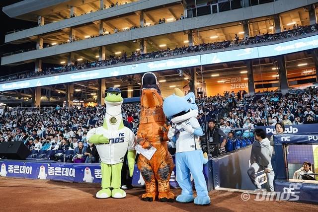 NC 선수들의 뒤에는 공룡좌를 비롯한 많은 팬들이 있다. 사진=NC 제공