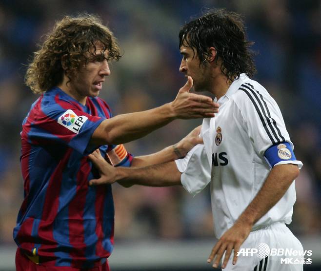 FC 바르셀로나 전설 카를로스 푸욜(사진 왼쪽), 레알 마드리드 전설 라울 곤살레스. 둘은 스페인 축구 대표팀에선 호흡을 맞췄었다. 사진=AFPBBNews=News1