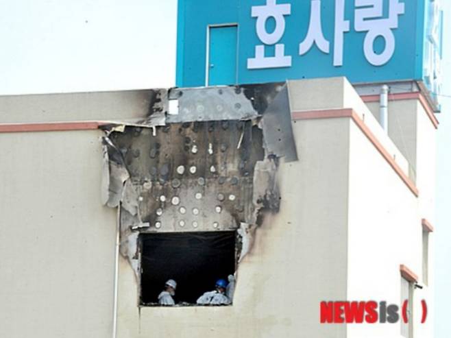 2014년 5월 전남 장성군 효사랑요양병원 별관 건물에서 불이 나 환자와 간호사 등 21명이 숨졌다. 당시 화재 현장에서 국립과학수사연구원 관계자들이 현장감식을 벌이는 모습. /사진=뉴시스