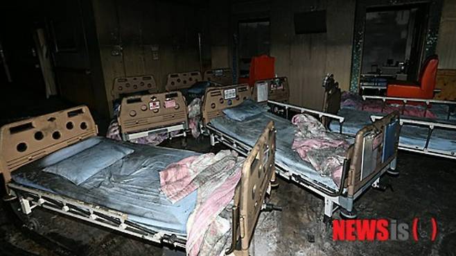 2014년 5월 전남 장성군의 효사랑요양병원 별관 건물 2층 다용도실에서 화재가 발생, 사고 현장에서 불탄 침대가 어지럽게 놓인 모습. /사진=뉴시스