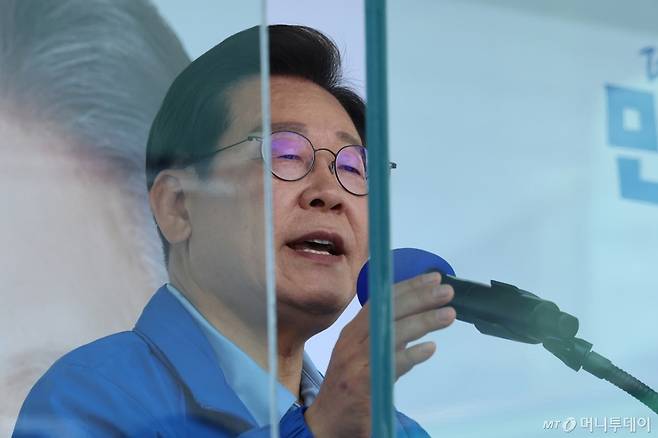 (평택=뉴스1) 안은나 기자 = 이재명 더불어민주당 대통령 후보가 26일 오후 경기 수원시 팔달문 영동시장 입구를 찾아 지지를 호소하고 있다. (공동취재) 2025.5.26/뉴스1  Copyright (C) 뉴스1. All rights reserved. 무단 전재 및 재배포,  AI학습 이용 금지. /사진=(평택=뉴스1) 안은나 기자