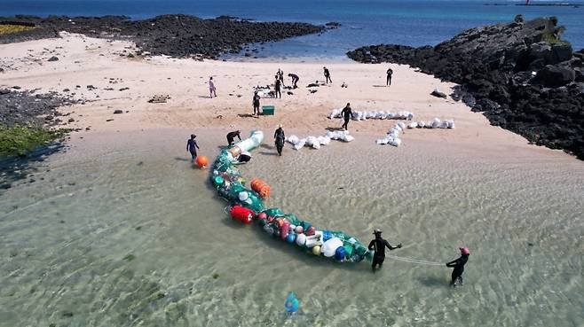 2022년 3월12일 제주 제주시 구좌읍 하도리 토끼섬에서 발견한 해양 쓰레기. 플로빙 참가자들은 마대에 쓰레기를 묶어 부력을 이용해 쓰레기를 끌고 나왔다. /사진제공=플로빙 코리아.