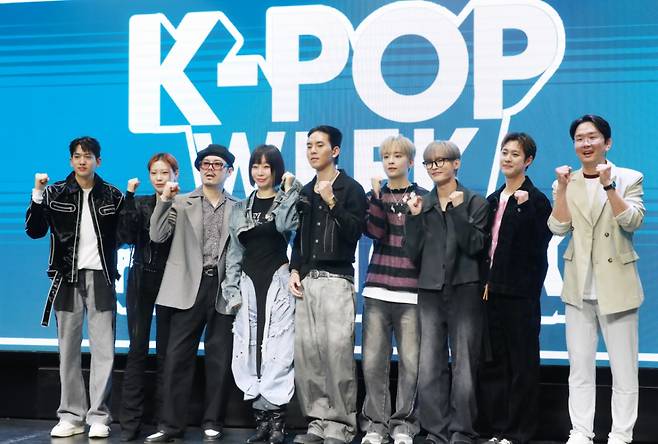 류필립, 군조크루, 김시훈, 강현우, 양승호, 윤형빈이 23일 오후 서울 마포구 H-STAGE에서 진행된 'K팝 위크 인 홍대' 개최 기자간담회에 참석해 포즈를 취하고 있다. ‘더 가까이, 더 진심으로’라는 슬로건 아래 대형 공연장 위주의 K팝 시장에 소극장 기반 라이브 공연 문화를 확산시키겠다는 취지로 마련된 'K팝 위크 인 홍대'는 엠블랙 양승호, CLC 예은, 틴탑 천지, 루네이트, 남태현 등 다양한 아티스트들이 5월 3일, 10일 11일에 홍대 일대 여러 소극장에서 공연을 선보인다. /2025.04.23 /사진=이동훈 photoguy@