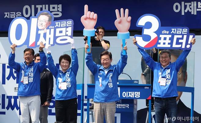 [용인=뉴시스] 조성봉 기자 = 이재명(왼쪽 세번째) 더불어민주당 대선 후보를 비롯한 의원들이 26일 경기 용인시 수지구 단국대 죽전캠퍼스 정문에서 열린 유세에서 시민들에게 투표를 독려하는 퍼포헌스를 하고 있다. 2025.05.26. suncho21@newsis.com /사진=조성봉