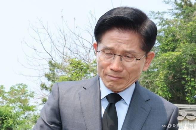 김문수 국민의힘 대통령 후보가 28일 오전 경남 창원시 국립3.15민주묘지를 찾아 김용실 열사 묘역을 둘러보며 울먹이고 있다./사진=뉴스1