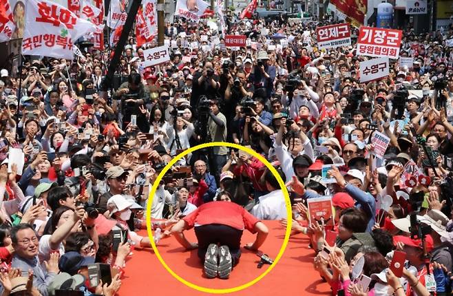 김문수 국민의힘 대통령 후보가 28일 오후 부산 부산진구 서면 집중유세에서 시민들에게 큰절하고 있다./사진=뉴스1