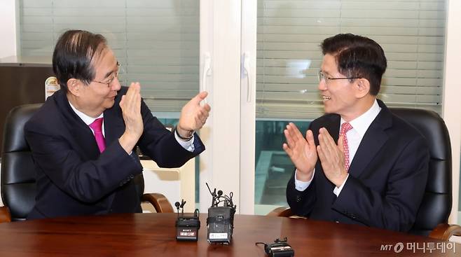 김문수 국민의힘 대선후보와 한덕수 전 국무총리가 11일 서울 여의도 국민의힘 대선후보 사무실에서 회동을 하고 있다. (공동취재) 2025.5.11/사진=뉴스1 /사진=(서울=뉴스1) 이광호 기자