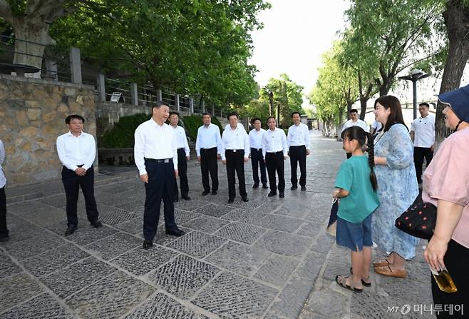 [뤄양=신화/뉴시스] 시진핑 중국 국가 주석이 19일(현지 시간) 중국 중부 허난성 뤄양시의 용문석굴을 방문해 관광객들과 대화를 나누고 있다. 2025.05.20. /사진=민경찬