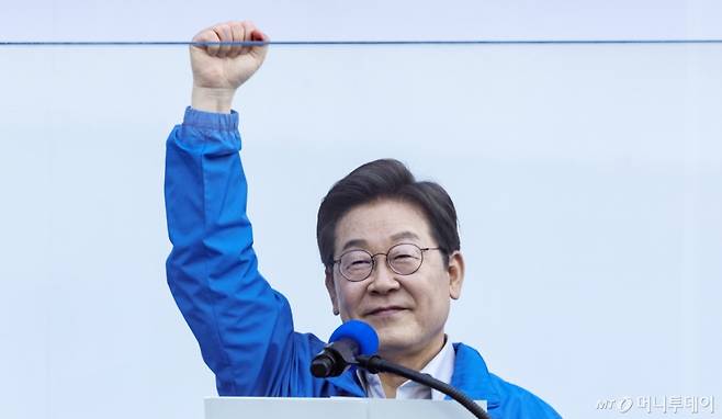 [서울=뉴시스] 조성우 기자 = 이재명 더불어민주당 대선후보가 28일 오후 서울 성동구 왕십리역 광장에서 열린 유세에서 주먹을 들어 보이며 지지를 호소하고 있다. (공동취재) 2025.05.28. photo@newsis.com /사진=