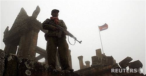 프놈펜 북방 프레아 비헤아르 사원을 지키고 있는 캄보디아 병사 /로이터=뉴스1