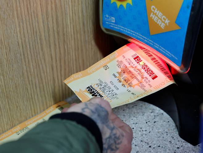 약 1140억원에 달하는 복권에 당첨된 미국인 여성이 4개월째 당첨금을 받지 못했다며 소송을 제기했다. 사진은 미국 복권 중 하나의 모습. 해당 기사와 상관없음. /사진=로이터