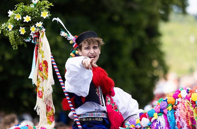 동유럽 낭만을 품은 나라 체코에서 전통 민속축제 '왕들의 탈 것'이 진행됐다. 사진은 지난 25일(현지시각) 체코 블츠노프에서 진행된 전통 민속 축제 '왕들의 탈것'에서 현지 의상을 입은 관람객이 말을 타고 있는 모습. /사진=로이터