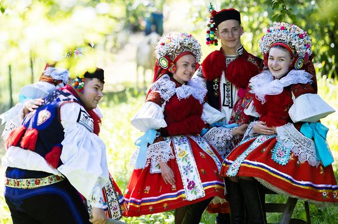 동유럽 낭만을 품은 나라 체코에서 전통 민속축제 '왕들의 탈 것'이 진행됐다. 사진은 지난 25일(현지시각) 체코 블츠노프에서 진행된 전통 민속 축제 '왕들의 탈것'에서 현지 의상을 입은 관광객이 행사에 참여하고 있는 모습. /사진=로이터