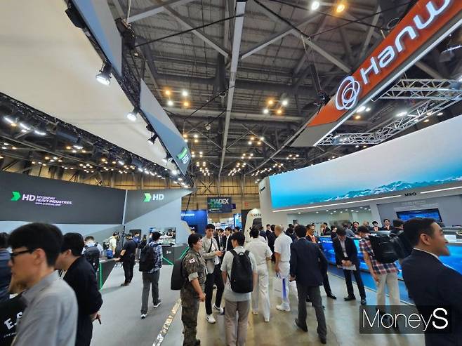 HD현대중공업과 한화오션이 28일 부산 해운대구 벡스코에서 열린 '국제해양방위산업전(MADEX·마덱스) 2025'에서 해양 방산 기술력을 선보였다. /사진=최유빈 기자