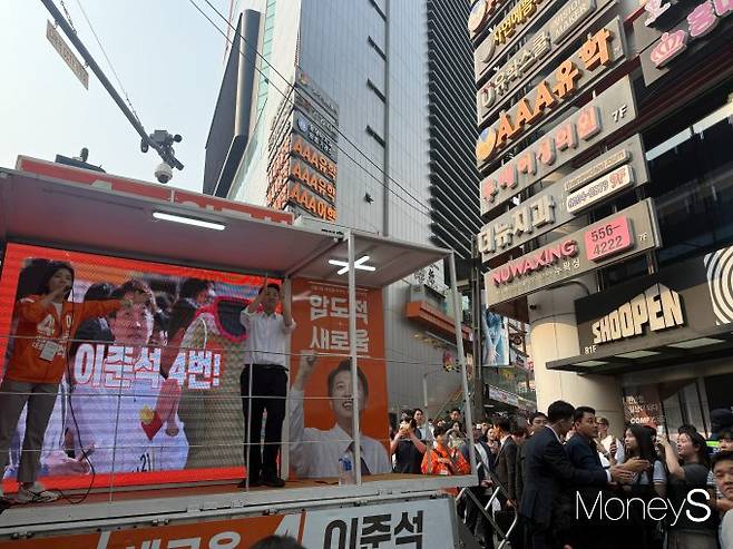 이준석 개혁신당 대선후보가 28일 오후 4시 강남역 인근에서 거리 유세를 이어갔다.