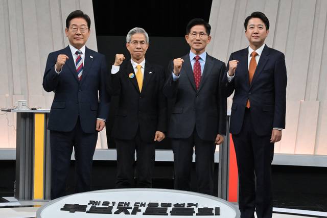 이재명(왼쪽부터) 더불어민주당 후보, 권영국 민주노동당 후보, 김문수 국민의힘 후보, 이준석 개혁신당 후보가 27일 서울 마포구 상암동 MBC 스튜디오에서 진행된 정치 분야 TV토론회에 앞서 포즈를 취하고 있다. 국회사진기자단