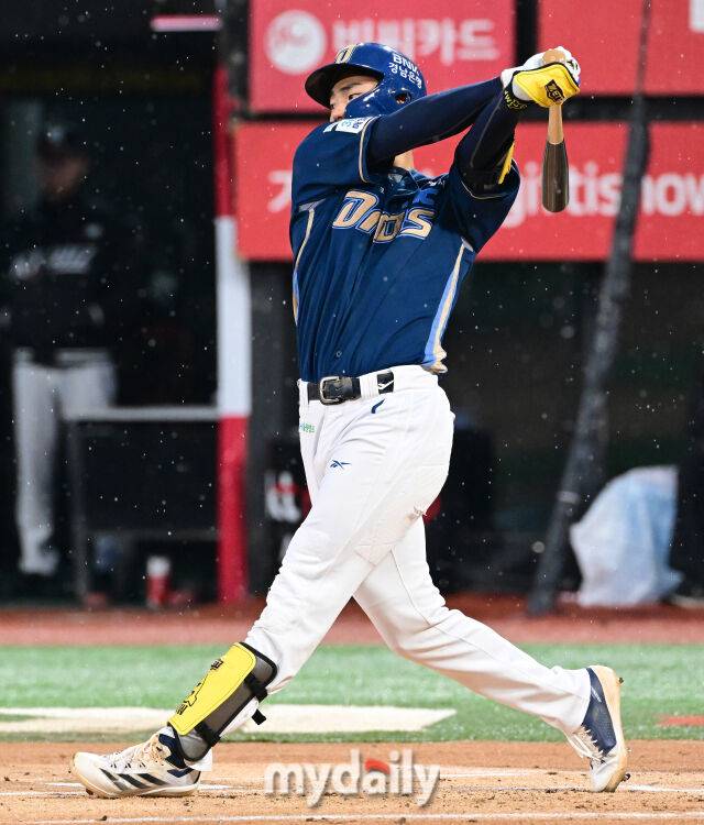 2025년 4월 9일 오후 경기도 수원KT위즈파크에서 진행된 '2025 신한 SOL뱅크 KBO 리그' NC 다이노스와 KT 위즈의 경기. NC 김휘집이 2회초 선두타자 2루타를 치고 있다./마이데일리