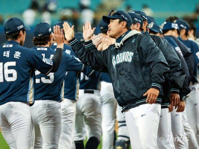 NC 이호준 감독이 선수들과 하이파이브를 하고 있다./NC 다이노스