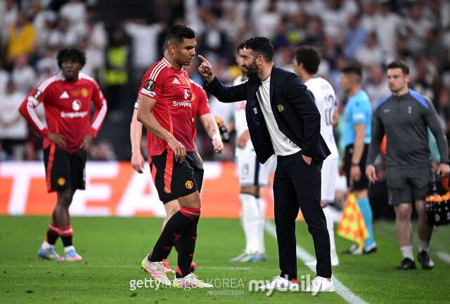 맨유 아모림 감독이 유로파 리그 토트넘과의 결승전에서 선수들을 질책하고 있다./게티이미지코리아