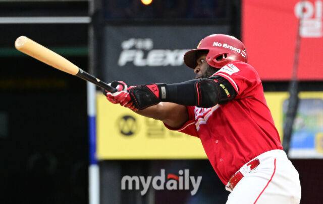 2024년 9월 21일 경기도 수원 KT위즈파크에서 '2024 신한 SOL Bank KBO리그, SSG 랜더스와 KT 위즈의 경기가 열렸다. SSG 에레디아가 4회초 선두타자로 나와 동점 홈런을 치고 있다./마이데일리