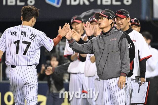 LG 염경엽 감독이 주장 박해민과 하이파이브를 하고 있다./마이데일리