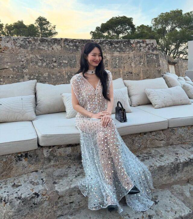 배우 신민아가 시스루 드레스를 입고 행사에 참석했다. / 신민아 인스타그램 캡처