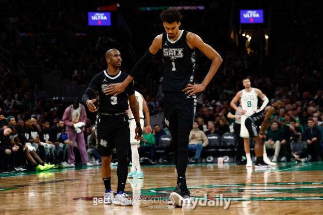 크리스 폴(왼쪽)과 빅터 웸반야마. /게티이미지코리아