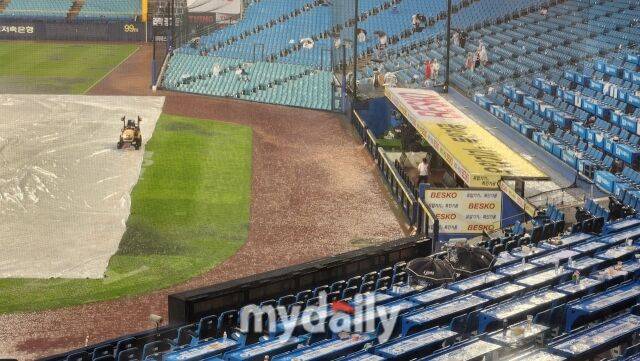 물바다가 된 그라운드./대구=김경현 기자