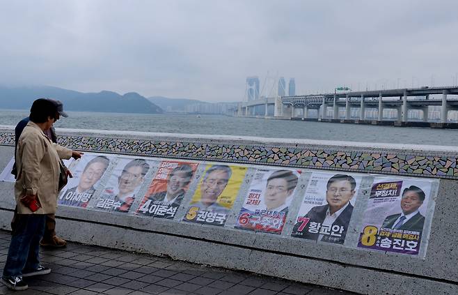 15일 부산 해운대구 마린시티로에 제21대 대통령선거 선거벽보가 부착돼 있다. [연합]
