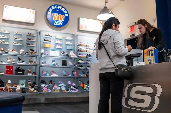 지난 5일(현지시간) 미국 텍사스 오스틴의 바튼 크릭 스퀘어몰에 있는 스케쳐스 소매점에서 한 고객이 운동화를 구매하고 있다. [AFP]