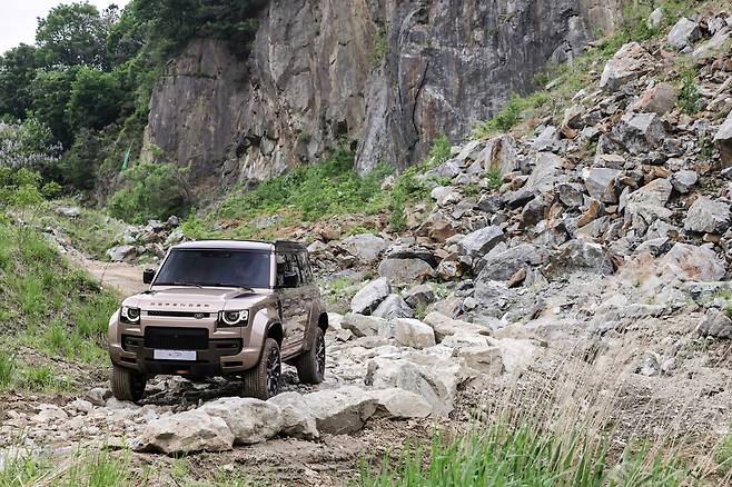올 뉴 디펜더 옥타가 산악 지형을 통과하고 있다.