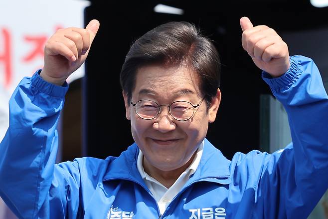 이재명 더불어민주당 대선후보가 25일 충남 당진시 당진전통시장에서 열린 유세에서 엄지손가락을 치켜세우며 시민들에게 인사하고 있다. [연합]