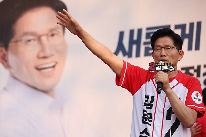 김문수 국민의힘 대선후보가 26일 서울 도봉구 방학사거리에서 집중유세를 하고 있다. [연합]