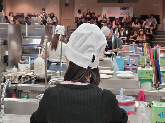 한식요리경연대회에 참가한 참가자들의 한우를 재료로 요리를 하고 있다. [사진=전국한우협회]