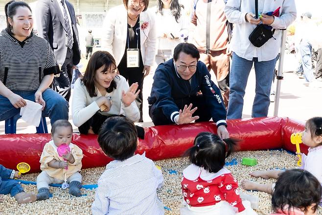 정명근 화성특례시장이 영유아들에게 인사를 건네고 있다..[화성시 제공]