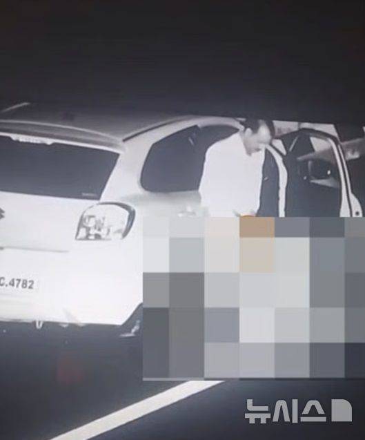 [뉴시스] 인도국민당 소속 마노하르 다카드가 고속도로에서 음란행위를 저지르고 있다. (사진=THE FREE PRESS JOURNAL)