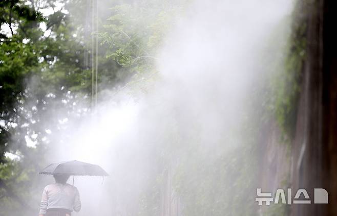 [대구=뉴시스] 이무열 기자 = 여름 기운이 돌기 시작하는 절기 ‘소만’인 21일 대구 중구 청라언덕에 더위를 식혀주는 쿨링포그가 나오고 있다. 2025.05.21. lmy@newsis.com