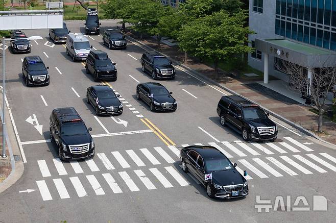 [서울=뉴시스] 고범준 기자 = 대통령경호처 경호관들이 제21대 대통령 취임식을 여드레 앞둔 27일 서울 강서구 경호안전교육원에서 취임식 퍼레이드 시연을 하고 있다. 2025.05.23. bjko@newsis.com